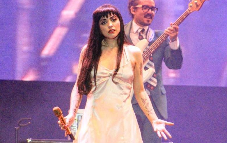 Mon Laferte estalla contra reportero Mon Laferte estalla contra reportero