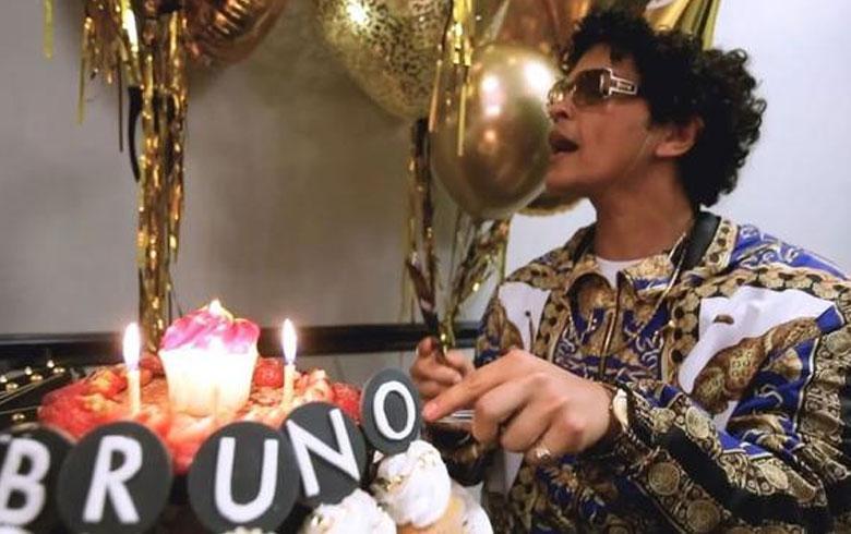 El divertido regalo de cumpleaños de Ed Sheeran a Bruno Mars El divertido regalo de cumpleaños de Ed Sheeran a Bruno Mars