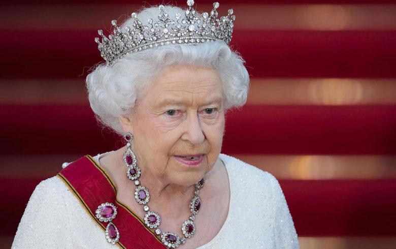 La reina Isabel II sin corpiño