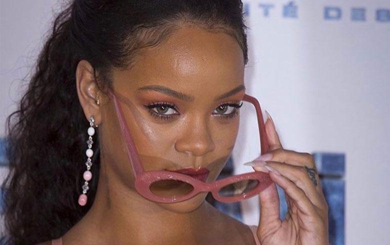 Rihanna impacta con nuevo look y sexy atuendo