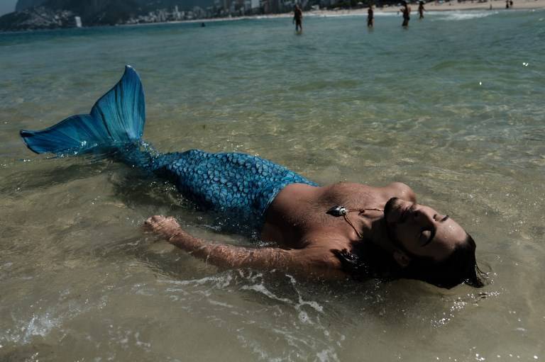 Niñas Que Se Convierten En Sirenas