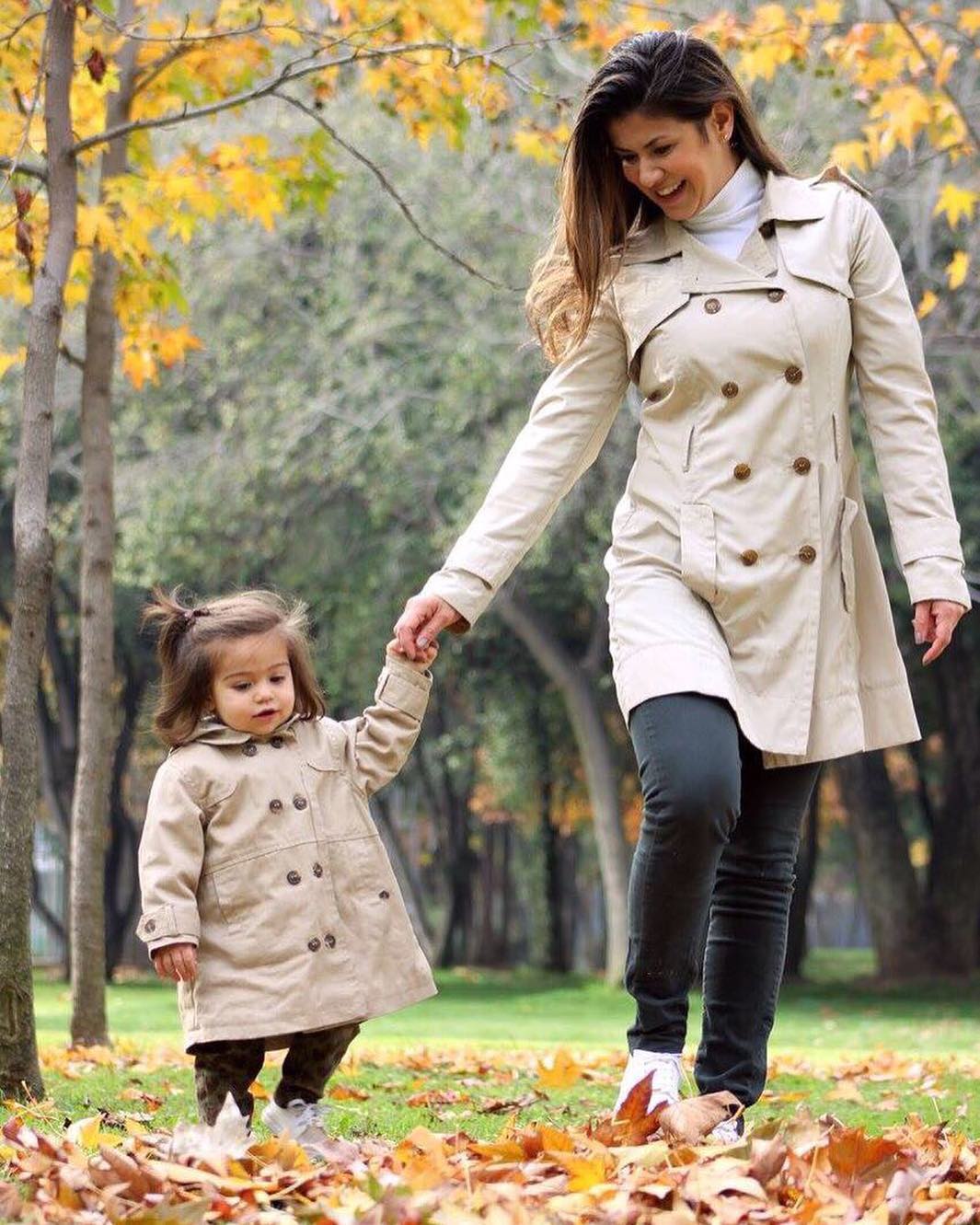 Vivi Rodrigues y su mini me estrenan sus abrigos trench