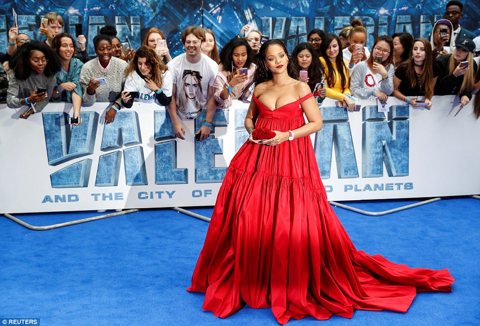 El pronunciado escote de Rihanna acaparó la atención en la alfombra roja