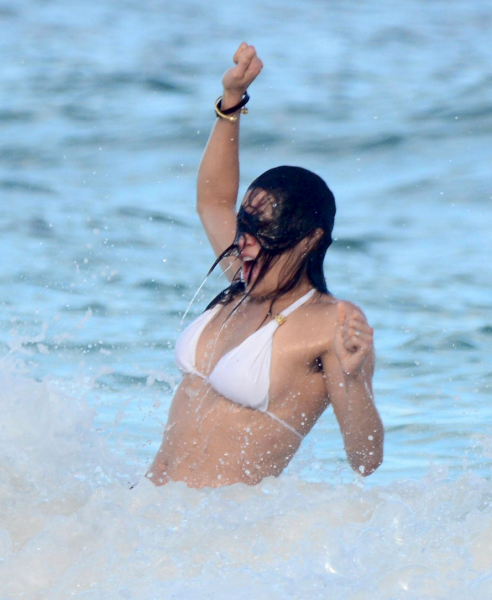 Paparazzis sorprenden a una sexy pero peluda Michelle Rodríguez en la playa