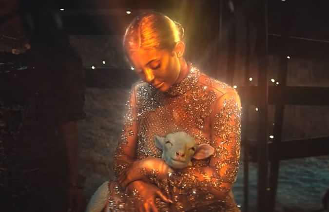 Polémico video del novio de Kylie Jenner en el que ella es la Virgen María revoluciona las redes