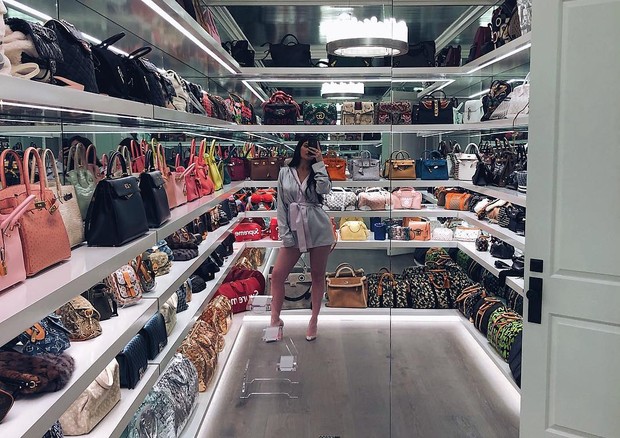 Kylie Jenner tiñe su cabello del color de sus labios