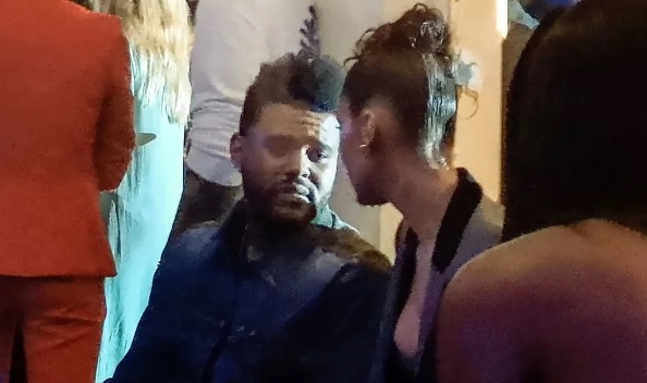 Bella Hadid y The Weeknd exhiben su amor con un beso