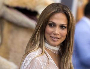 Jennifer Lopez sorprende con video sin ninguna gota de maquillaje