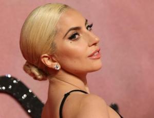 Lady Gaga salió de trekking con falda, tacos y crop top