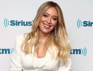 Hilary Duff lleva la tendencia del momento al traje de baño
