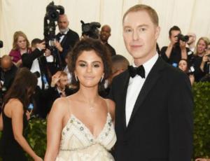 ¿Muy bronceada? Selena Gomez divide opiniones en la MET gala 2018