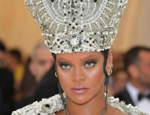 El look “papal” de Rihanna que impactó en la gala MET 2018