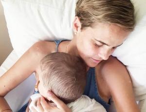 Javiera Suárez hace tierno “matchy matchy” con su hijo