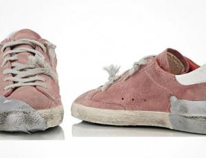 Critican a tienda de lujo por vender zapatillas pegadas con cinta adhesiva