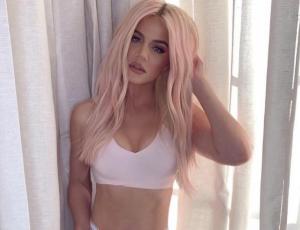Khloe Kardashian se luce con botas peludas y terciopelo en Hollywood