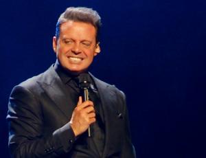 Luis Miguel terminó en el suelo en medio de un show