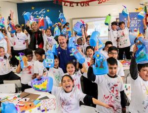 Primer niño embajador de Teletón, Jorge Artus, dio clase de arte en colegio