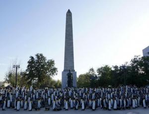 13C sorprende a la ciudadanía con mil pingüinos desplegados en Plaza Italia