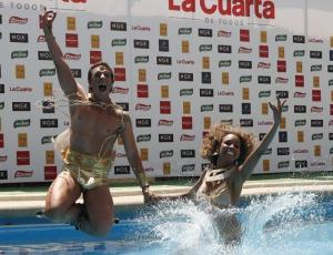 En fotos: el piscinazo de Betsy Camino y Matías Vega en Viña