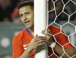 Alexis Sánchez visitó un hogar de niños y lo pusieron en aprietos