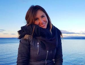 Angela Duarte canta a capela en honor a Ignacio Lastra