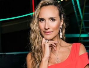 Angélica Castro muestra espectacular figura en Vértigo con vestido asimétrico