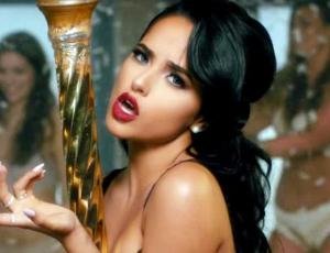 Becky G soprende con calidad vocal al ritmo de Sin Pijama versión acústica