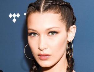 El topless de Bella Hadid en un traje masculino ¡y por la calle!