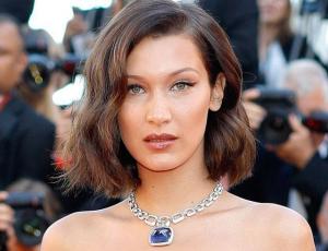El braless otoñal de Bella Hadid