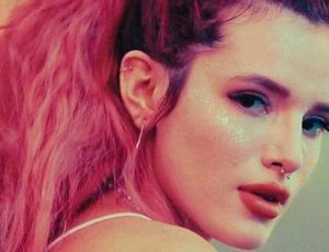 Bella Thorne muestra todo su acné al natural y sin complejos
