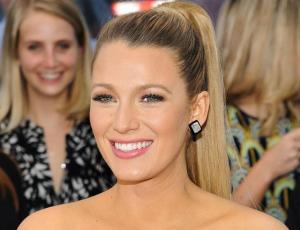 Blake Lively luce dos blazers sin sostén debajo