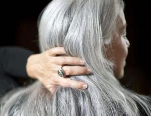 Adiós al pelo teñido, las canas están de moda