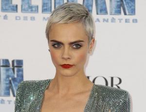 Cara Delevingne se convierte en morena, rubia y colorina en su primer videoclip