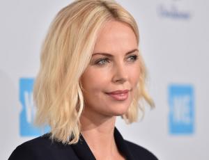 Charlize Theron fue captada con más de 10 kilos de peso encima