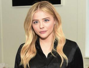 Chloë Grace Moretz se luce con el traje primaveral que no puede faltar en tu clóset