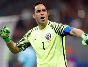 La dura réplica de Claudio Bravo tras los dichos de su esposa por "borracheras" en la selección