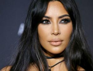 Kim Kardashian presume sus curvas en un traslucido vestido