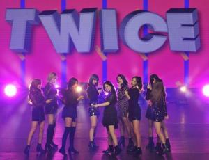 Twice desata la euforia en su debut en Chile