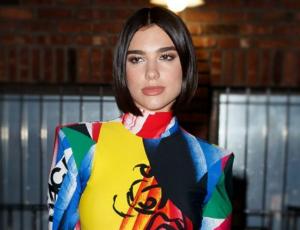 Dua Lipa causa furor con una llamativa parka bordada