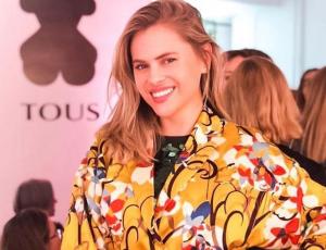 Eliana Albasetti muestra destapada foto en el living de su casa