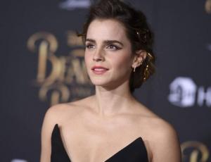 Emma Watson luce una forma distinta y recatada de llevar la transparencia