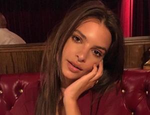 Emily Ratajkowski se suma a la tendencia del pantalón de buzo