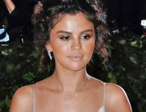 Selena Gomez se auto trolea tras lucir excesivamente bronceada
