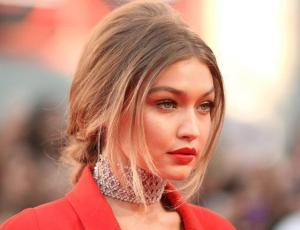 Gigi Hadid de rosa y sport chic