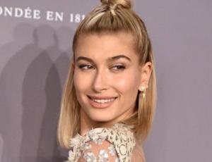 Hailey Baldwin lleva a la calle el traje masculino de Lady Gaga