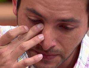 Hugo Valencia llora en pantalla al hablar de relación con su ex