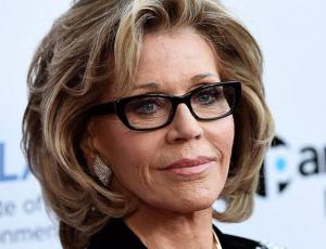 Jane Fonda luce fashionista y reluciente a sus 80 años en Cannes
