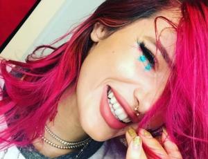 Bella Thorne es definitivamente amante del maquillaje glitter