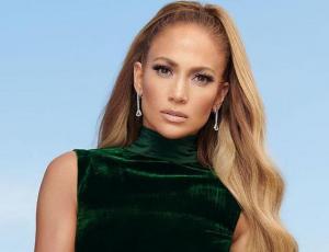 Jennifer Lopez luce como una diva de Chanel