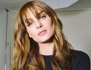 Inspiración del día: Josefina Montané luce look noventero